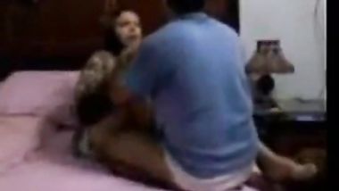 يمسكها ويخليها تنام على السرير ويقعلها العباية والكلوت