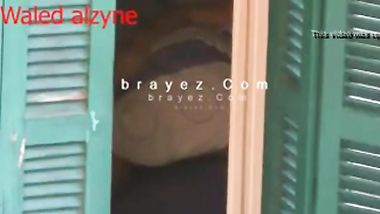 يتجسس على جارته وهي نايمة وفاتحة الشباك