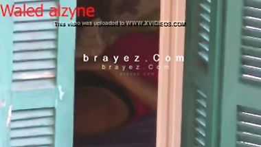 يتجسس على جارته وهي نايمة وفاتحة الشباك