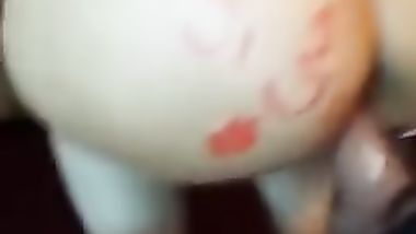 ديوث ينيك و يفشخ مراته علي كاميرا و يصورها