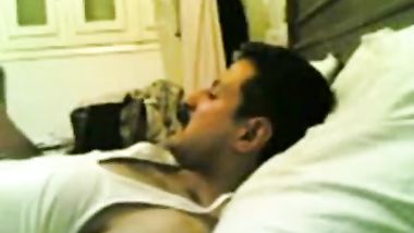 عايزة ايه ؟ : مش عاوزة حاجة : امال فاتحة رجلك ليه ؟ عاو