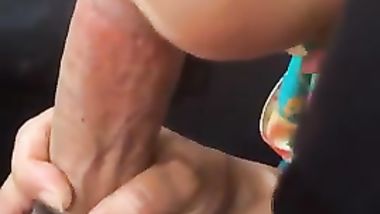 تركية محجبة تمص الزب بشراهة ومتعة