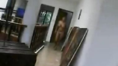 فتاتي ام جسم انثوي مهيج تغريني و تمص لي زبي حتى انيكها