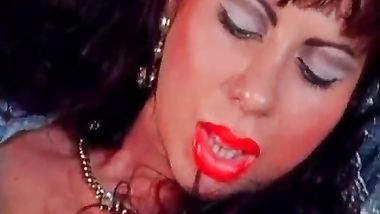 تعجن بزازها الكبيرة و تخرج اثداءها في فيديو ساخن نار و