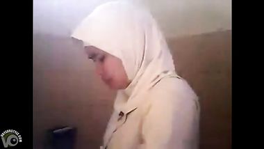 دكتوره في حمام المستشفي كاميرا مخفيه