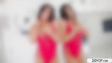 تتستعرض جسمها امام المراة فتفجاء بابن زوجه