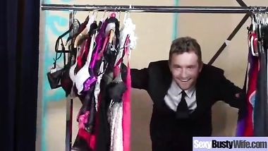 يراقب امه فى غرفة تغير الملابس