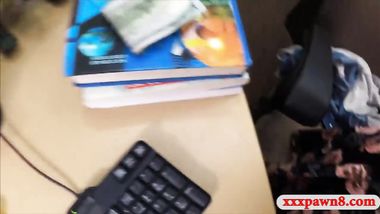 بنت جامعيه بنضاره فى الغرفه الخلفيه