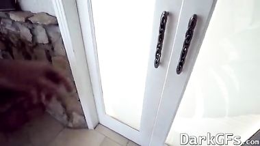 الفتاة الممحونة ذات الأثداء الطبيعية الكبيرة تركب على حبيبها