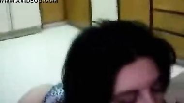 قحبة تعشق الزب تضعه بين بزازها و تحكه حتى تخرج منه المحنة مع ممحون