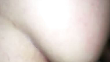 نيكه فى الطيز بوضوح وخرم طيزها مليان شعر كتير وهى فرسه يدخل ويطلع لحد