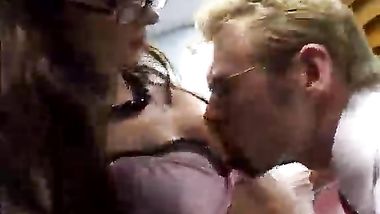 المدير واخد السكرتيرة الممحونه عنده في المكتب ونازل فيها نيك ومولعها