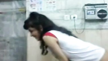 مصرية شرموطة اول مرة تتناك بتجرب  فى  طيزها و هو مش عارف يدخل زبة فيها