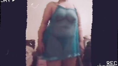 رقص بقميص نوم شفاف و بزازها عريانه