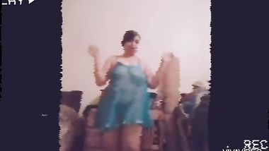 رقص بقميص نوم شفاف و بزازها عريانه