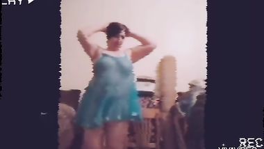 رقص بقميص نوم شفاف و بزازها عريانه