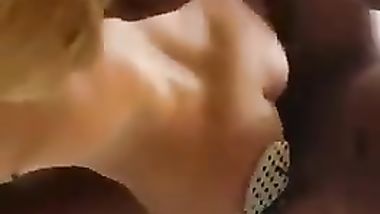 زانية بيرزع فكسها وبيهينها ويضربها بالشبشب