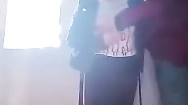 تلميذ واخد زميلته فوق سطح المدرسة فى الفسحة وحط زبره فى طيزها