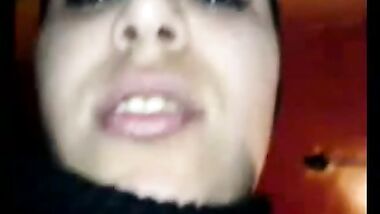 ممرضة محجبة تعبانة على الاخر  بتضرب سبعة ونص وزنبورها واقف