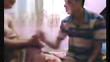 شرموطه خاينه بتجيب حبيبها القديم البيت بعد ماجوزها يروخ الشغل ويكيفها